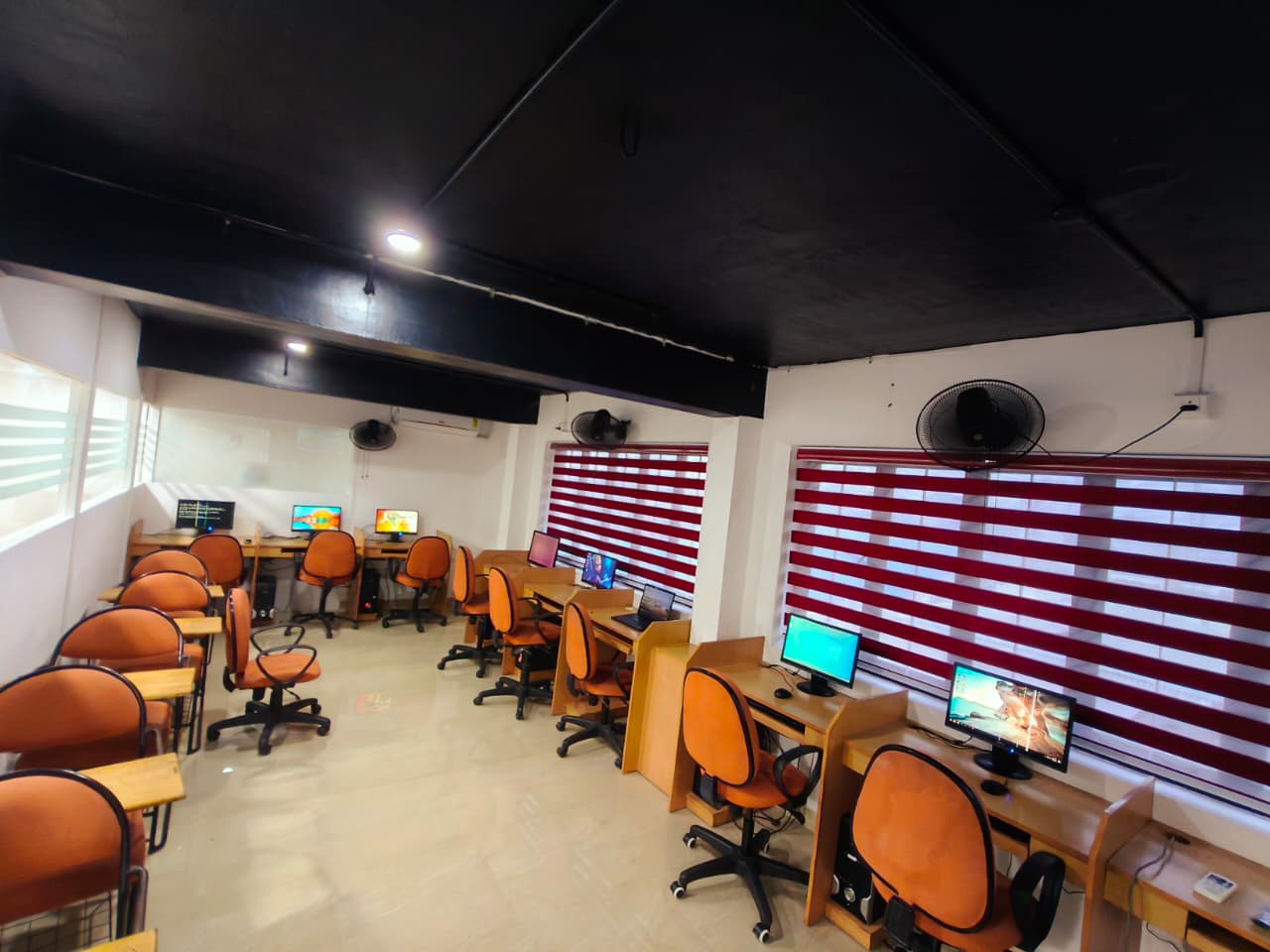 Modern computer lab at CV Tech Kottayam for Digital Marketing, Graphic Designing, Animation and Video Editing training.